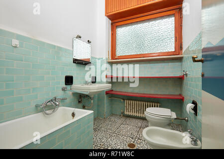 Vieille salle de bains avec baignoire et bidet dans l'appartement intérieur Banque D'Images