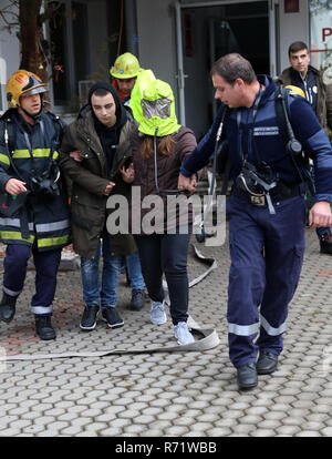 Sofia, Bulgarie - le 5 décembre 2018 : Des bénévoles de l'organisation de la Croix-Rouge bulgare participer à la formation avec un service d'incendie. Banque D'Images