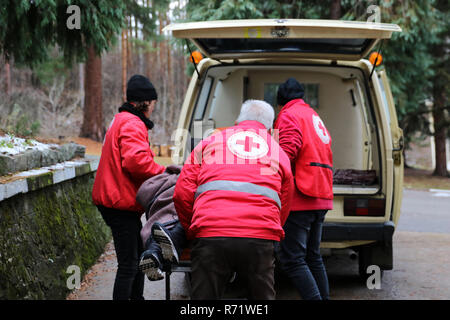 Sofia, Bulgarie - le 5 décembre 2018 : Des bénévoles de l'organisation de la Croix-Rouge bulgare participer à la formation avec un service d'incendie. Banque D'Images