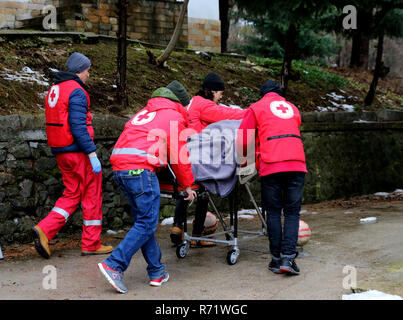 Sofia, Bulgarie - le 5 décembre 2018 : Des bénévoles de l'organisation de la Croix-Rouge bulgare participer à la formation avec un service d'incendie. Banque D'Images