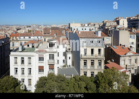 Paysage urbain ou Cityscape, vue sur l'horizon sur les toits du quartier historique de Noailles Marseille Provence France Banque D'Images