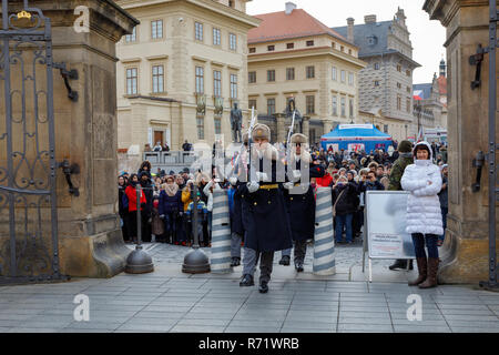 PRAGUE, RÉPUBLIQUE TCHÈQUE - 9 décembre 2017 : changement de garde du château de gardiens dans le château de Prague. 9 décembre 2017, Prague, République tchèque. Banque D'Images