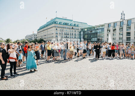 Allemagne, Berlin, septembre 05, 2018 : les touristes sur la place à côté de la porte de Brandebourg regarder les sites et prendre des photos d'eux pour un mémoire. Excursion. Banque D'Images