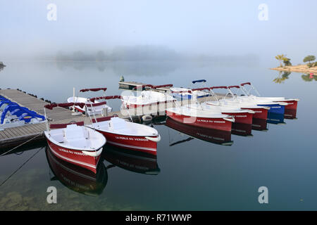 La location de bateaux électriques & ponton attaché sur Matin brumeux sur Esparron Lake Esparron le Parc Régional du Verdon Alpes de Haute Provence Provence France Banque D'Images