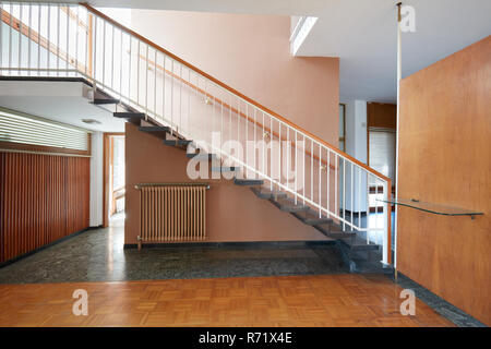 Vacances intérieur avec des escaliers en marbre et parquet dans la vieille maison Banque D'Images