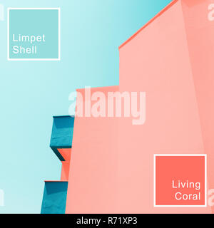 Résumé fond bâtiment moderne avec des tons de couleurs tendance de l'année 2019. Corail vivant et Limpet Shell. Banque D'Images