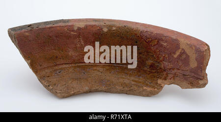 Fragment d'argile rouge, en partie vitrée, porte-ustensiles de cuisine vaisselle de fragments de céramiques en terre cuite glaçure de faïence à la main, glaçure plombifère formé part tourné au plat vitré des fragments de poterie rouge poêles pichets pots d'herbe et de sol petit pichet épicé ou seulement partiellement vitrée avec l'archéologie glaçure plombifère Voir la carte Présentation Stadsdriehoek Rotterdam Hoogstraat poteries indigènes avec de l'eau préparation des aliments nutrition cuisson poterie artisanat découverte du sol Rotterdam Hoogstraat 15 juin 1983. Banque D'Images