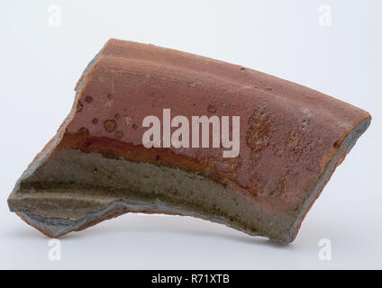 Fragment d'argile rouge, en partie vitrée, porte-ustensiles de cuisine vaisselle de fragments de céramiques en terre cuite glaçure de faïence à la main, glaçure plombifère formé part tourné au plat vitré des fragments de poterie rouge poêles pichets pots d'herbe et de sol petit pichet épicé ou seulement partiellement vitrée avec l'archéologie glaçure plombifère Voir la carte Présentation Stadsdriehoek Rotterdam Hoogstraat poteries indigènes avec de l'eau préparation des aliments nutrition cuisson poterie artisanat découverte du sol Rotterdam Hoogstraat 15 juin 1983. Banque D'Images