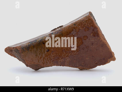 Fragment d'argile rouge, en partie vitrée, porte-ustensiles de cuisine vaisselle de fragments de céramiques en terre cuite glaçure plombifère glaze faïence, tournées à la main en forme de main vitrage fried des fragments de poterie rouge poêles pichets pots d'herbe et de sol petit pichet épicé ou seulement partiellement vitrée avec l'archéologie glaçure plombifère Voir la carte Présentation Stadsdriehoek Rotterdam Hoogstraat poteries indigènes avec de l'eau préparation des aliments nutrition cuisson poterie artisanat découverte du sol Rotterdam Hoogstraat 15 juin 1983. Banque D'Images