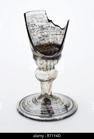 Fragment du pied, le tronc et la partie du calice goblet, verre à boire des verres de table en verre, trouver du sol porte-cm). Bas de calice d'environ 1,0 cm soufflées dans un moule avec 14 autres rainures sans problème croissant pour l'archéologie pointe le centre-ville de Rotterdam Stadsdriehoek Oudehaven trouver archéologique dans le sol Oude Haven 1979 - 1980. Banque D'Images