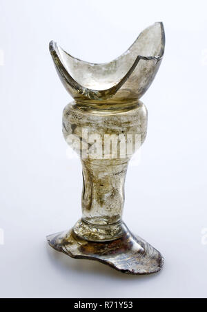 Des fragments d'une partie du pied, le tronc et la partie du calice de calice, verre à boire des verres de table en verre, sol porteur trouver Fragment soufflé à la main d'une partie du pied de la tige et une partie de calice de calice en verre clair et incolore. Pontil marque sous le pied creux légèrement l'ordre croissant. Tronc creux en forme de balustre. Lisse en forme de calice archéologie Rotterdam City Centre C.S.-Kwartier Sol Schiekade cloaque découverte 31-03-1977 Schiekade. Banque D'Images