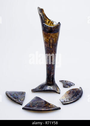 Cinq fragments d'un gobelet, verre à boire des verres de la table en verre du sol, titulaire de trouver soufflé à la main quatre fragments de pied et un fragment de la partie du pied de la tige et une partie de calice de l'un calice en verre clair et incolore. Pontil marque en vertu de l'ordre croissant de base légèrement creux avec bord rabattu. Tronc massif placé avec une bulle d'air allongées d'environ 4,8 cm en forme de flûte calice continue à travers l'archéologie souches fosse souterraine le centre-ville de Rotterdam Stadsdriehoek archéologique Oostplein trouver dans le sol 1976 Oostplein. Banque D'Images