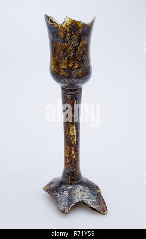 Fragment de pied, le tronc et le calice de calice, verre à boire des verres de table en verre, sol porteur trouver Fragment soufflé à la main d'une partie du pied du tronc et partie de calice de calice en verre clair et incolore. Pontil marque sous le pied creux légèrement l'ordre croissant. Placé à la légère dilatation massive tronc (bulle d'air ?). Calice en forme de tulipe avec épais (0,5 cm) de l'archéologie du sol fosse souterraine le centre-ville de Rotterdam Stadsdriehoek archéologique Oostplein trouver dans le sol 1976 Oostplein. Banque D'Images