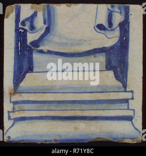 Tuile de lâche avec pilastre décor bleu, partie du socle et la robe, cheminée avec pilastre pilastre tuile céramique poterie fragment glaze glaçure d'étain, en forme de boulangerie a peint émaillée carreaux de lâche de boulangerie avec pilastre décor bleu sur fond blanc sur la photo fait partie du socle et les plis de tissu ou robe marqué au dos en bleu : L (pas sûr de l'intérieur vivre) Banque D'Images