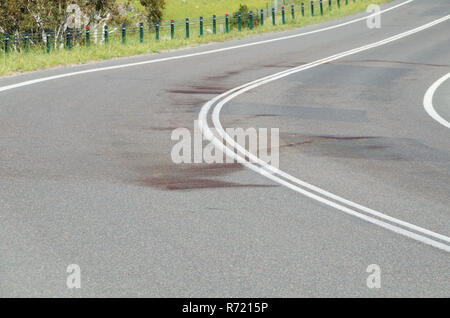 Grande tache de sang sur un coin de route rurale après la faune a été frappé et tué pendant la nuit en Australie Banque D'Images