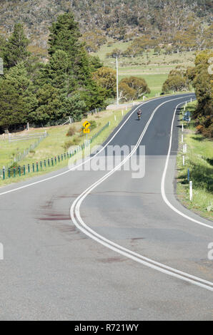 Grande tache de sang sur un coin de route rurale après la faune a été frappé et tué pendant la nuit en Australie Banque D'Images