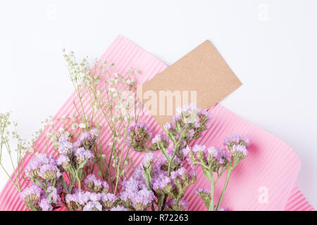 Carte vierge avec des fleurs sur un fond blanc. La lavande de mer, gypsophile Gypsophila fleurs Banque D'Images