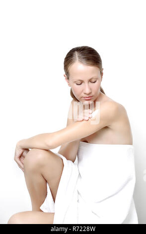 Jeune femme avec de la crème Banque D'Images