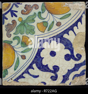 GG, ornement tile, orange pommes en quart quadruple, polychromie sur fond blanc, marqué, carreaux de carrelage mural céramique sculpture glaze glaçure poterie d'étain, dans un formulaire mis cuit au four mural en céramique émaillée peint avec décor polychrome sur fond blanc. Les pommes d'Orange en quart quad. Remplissage de coin coin palm enregistré. Tesson de poterie jaune grattées. Légèrement en biais et d'autre. Marqué à l'arrière. Pour les carreaux de faïence fine remarquablement avec un décor en quatre étapes de peinture bleue à l'arrière : GG Voir la carte Présentation Stadsdriehoek Rotterdam Zandstraat poterie indigènes originaires de la région de Rotterdam Zandstraat. Banque D'Images