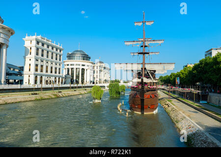 Navire Galleon restaurant et bar sur la rivière Vardar, derrière les bâtiments du gouvernement, Skopje, Macédoine Banque D'Images