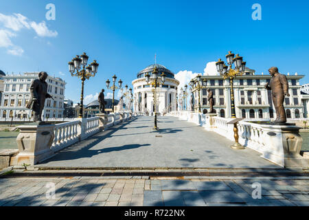 Bâtiments du gouvernement : Bureau de la Police Financière, Ministère des affaires étrangères, de l'Art Bridge, Skopje, Macédoine Banque D'Images