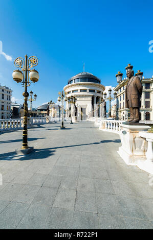 Bâtiments du gouvernement : Bureau de la Police financière, Art Bridge, Skopje, Macédoine Banque D'Images