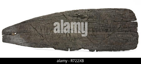 Lame de chêne ou d'une truelle pour guidon, gouvernail en bois de chêne, sol en bois découpées ciselées rabotés chêne lame de type palette feuille rangée ou lame pour handlebelt tondlid de. Deux trous de clous pour fixation au bâton. Lignes floues bâillonnée en diagonale sur la feuille. Les trous sur les côtés du vieux pen et le trou de l'tondelpiece liens original archéologie Capelle aan den IJssel Chambre à Capelle Château aviron bateau voilier bois menuisier edit : découverte du sol château Capelle Capelle aan den IJssel. Banque D'Images