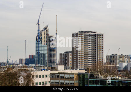 Londres, Angleterre, Royaume-Uni - 13 mars 2015 : grues à tour sur le stand des chantiers de construction de gratte-ciel, partie d'un groupe de neuf tours d'appartement Banque D'Images