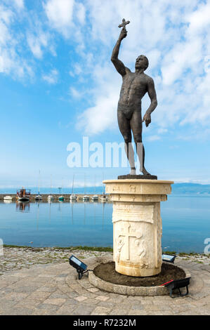 Monument de l'Épiphanie, statue en bronze d'un homme tenant une croix dans sa main droite, marina d'Ohrid, Macédoine Banque D'Images