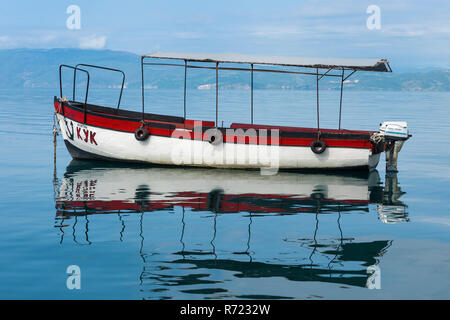 Petit bateau reflétant à Ohrid, Ohrid, Macédoine Marina Banque D'Images