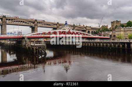 Gateshead, England, UK - 26 mai 2011 : un train de voyageurs d'un pays traverse le pont de haut niveau dans l'ensemble de la rivière Tyne Newcastle, avec l'Tyn Banque D'Images