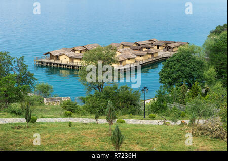 Les os de la baie lacustre musée Archéologique construit sur une plate-forme de 10.000 pieux en bois, lac d'Ohrid, Macédoine Banque D'Images