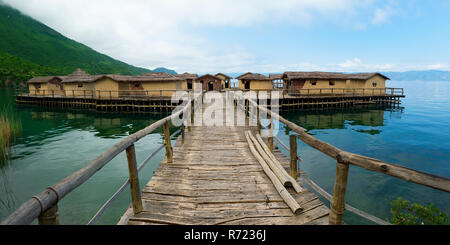 Les os de la baie lacustre musée Archéologique construit sur une plate-forme de 10.000 pieux en bois, lac d'Ohrid, Macédoine Banque D'Images