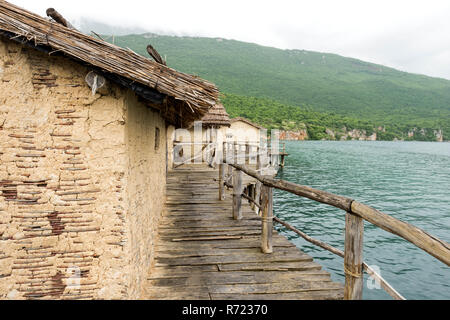 Les os de la baie lacustre musée Archéologique construit sur une plate-forme de 10.000 pieux en bois, maisons, lac d'Ohrid, Macédoine Banque D'Images