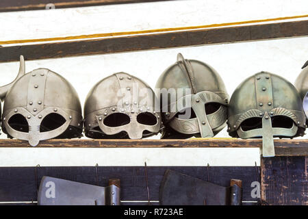 Les casques de chevaliers médiévaux dans une tente à Tewkesbury fête médiévale 2016, Angleterre Banque D'Images