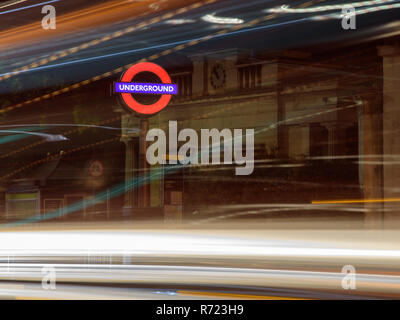 Londres, Angleterre, Royaume-Uni - Octobre 15, 2018 : Feuilles de trafic light trails de nuit hors de la station de métro Hyde Park Corner à Londres. Banque D'Images