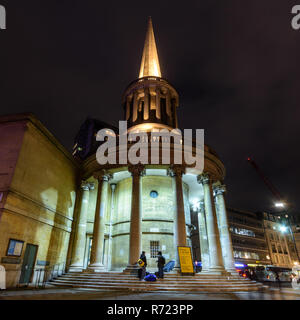 Londres, Angleterre, Royaume-Uni - Octobre 12, 2018 : les piétons et le trafic passer toutes les âmes, l'église illuminée la nuit, à la tête de Londres, Regent's Street. Banque D'Images