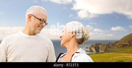 Happy senior couple plus côte de big sur Banque D'Images