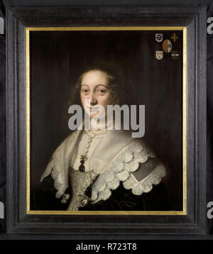 Abraham de Vries, Portrait de Maria Van Hogendorp ( ? -1659), la peinture portrait visuel permanent, l'huile de bois de forme rectangulaire représentant Maria Van Hogendorp ( ? -1659) épouse d'Hendrik Rammelman mariage 1640 vu le buste vers la gauche. Collier foulard blanc avec collier de perles double pointe. Dans le coin en haut à droite, les armes de la famille Wapen Van Hogendorp : en argent roue du moulin équipé de seize rayons et moyeu carré percé ; armoiries Rammelman en rouge trois pentes à gauche d'or entre les deux armoiries Les armoiries de l'alliance ci-dessous avant droite : Fecit . de Vries Banque D'Images