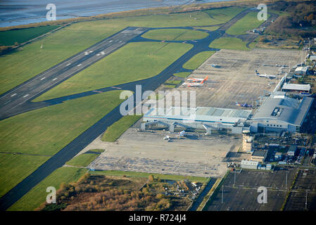 Une vue aérienne de l'aéroport John Lennon de Liverpool, North West England, UK Banque D'Images