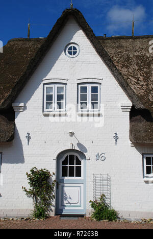 Maison typique sur l'île Amrum (Allemagne).Amrum est l'une des îles frisonnes du Nord sur la côte de la mer du Nord, au sud de Sylt et à l'ouest de Foehr Banque D'Images