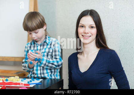 Mère et fils à la maison d'argile moulée et jouer ensemble. L'idée et concept de l'école, l'école, la maison de l'éducation et activités de développement. Banque D'Images