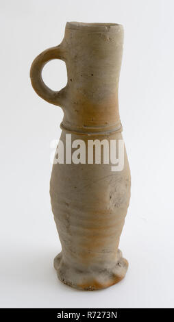 Verseuse en grès, Jug ou jacobakan sur pied pincé, légèrement flammé, Jug ou jacobakan vaisselle verseuse en grès céramique trouver sol porteur, tournées à la main gris cuit fragment. Jaune-brun non émaillé parties éparpillées sur le corps sur pied pincé et cou brodé dans le trou du ventre ventre fermé par le potter et le petit trou à côté de celui-ci probablement remplies avec du plâtre. La verseuse est tordu et déformé et peut-être toujours l'archéologie d'une fuite à l'importation de poteries indigènes verre servir servir servir Banque D'Images