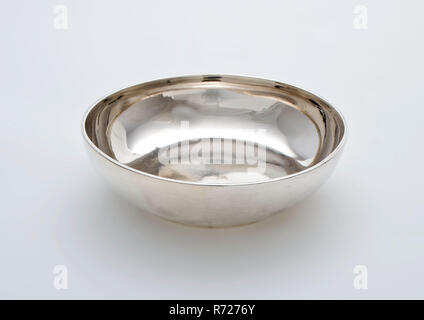 Orfèvre : Hendrik van Beest, Round Silver tray, cuire de la vaisselle d'argent martelé, titulaire au service autour de l'anneau sur le stand conteneur lisse bas bas (l) Banque D'Images