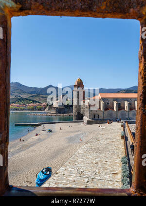 France, Pyrénées Orientales, Collioure, Côte Vermeille, Saint Vincent, Notre Dame des Anges et le Château Royal en arrière-plan, pho Banque D'Images