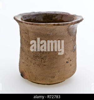 Pot d'onguent de poterie, modèle cylindrique interne, vitrage, porte-pot pot onguent trouver sol Faïence Céramique glaze à la main, glaçure plombifère tourné au four vitrée modèle cylindrique oblique dirigé vers l'intérieur plat bord supérieur. L'intérieur avec des anneaux tournants en interne vitrée vert et brun. L'Écharde de rouge. Surface de stand fini grossier de soins de santé d'archéologie poterie artisanat indigènes magasin emballage pharmacy Banque D'Images