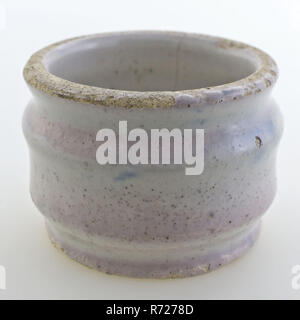 Pot d'onguent de poterie, modèle bas, blanc glacé, pommade pot pot en faïence céramique trouver sol support étain glaze glaçure, delfts main blanche devenu frits émaillés de large forme basse avec des transitions en douceur au bord de constrictions ci-dessous et dessus de la partie inférieure. Stand émaillés blancs archéologie Rotterdam City Centre Ouest Nouveau Westzeedijk autochtones de soins de santé médicaments médecine pharmacie poterie artisanat vente d'emballages stockage découverte du sol à l'excavation sur la Westzeedijk à nr. Rotterdam 1916 50. Banque D'Images