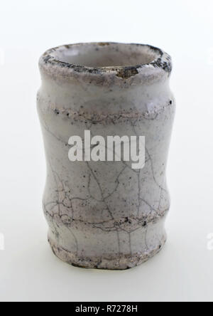 Pot d'onguent de poterie, modèle cylindrique, blanc glacé, pommade pot pot en faïence céramique trouver sol support étain glaze glaçure, tourné main vitrage blanc cuit delft haute forme droite avec des transitions en douceur à la gorges à pied et le cou. L'Écharde de blanc. Gris-blanc. L'archéologie du stand d'emballage Vente de poterie les drogues médecine pharmacie magasin d'artisanat Banque D'Images