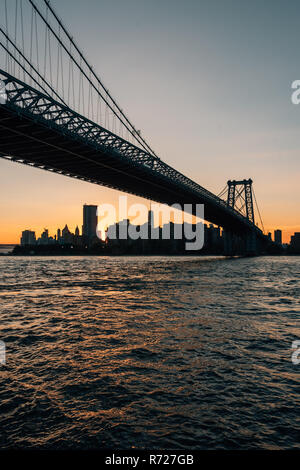 Le Williamsburg Bridge au coucher du soleil, à Brooklyn, New York City Banque D'Images