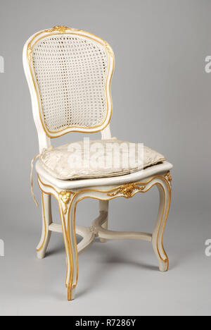 Droit laqué blanc chaise rococo, président meubles meubles d'intérieur peinture d'or feuille d'orme bois rotin damask, assise et dossier en rotin cawio avec jambes en forme de renfort supplémentaire contre l'encastrement à l'arrière style doré à sculpter gris lâche coussin damassé rococo Banque D'Images